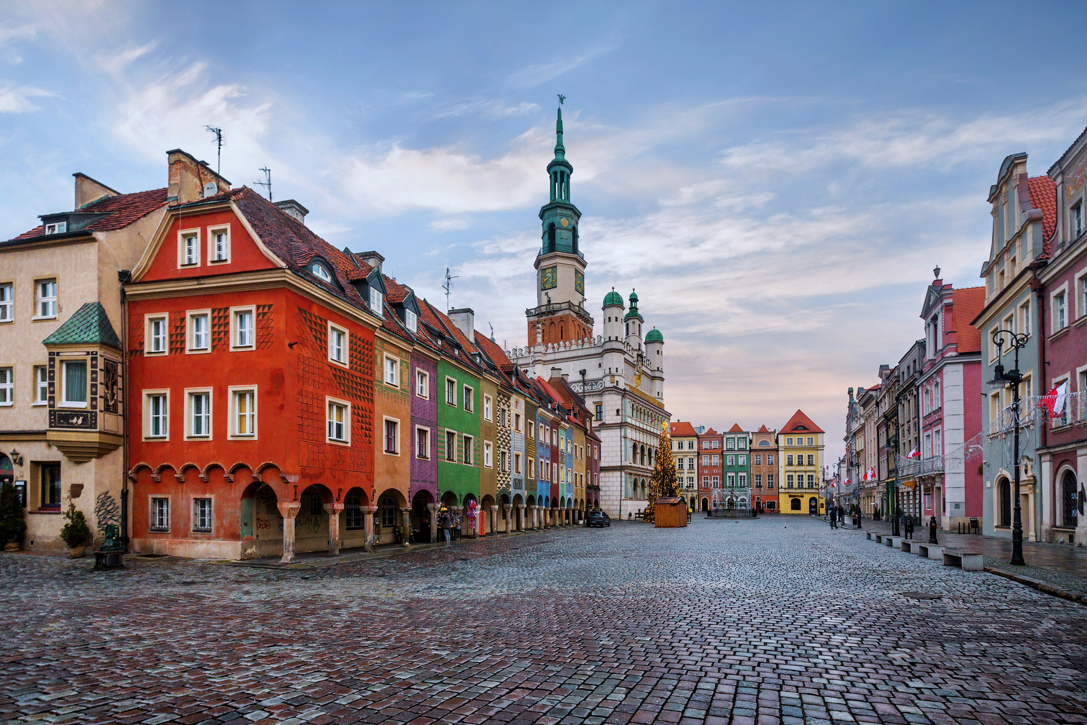 Poznań ademt een intieme, bijna dorpse gezelligheid, maar vergis je niet: deze historische stad scoort op het gebied van digitale infrastructuur en mobiliteit nagenoeg perfect. Voor soloreizigsters die flexibel willen blijven, is het netwerk van taxidiensten en het openbaar vervoer hier een verademing.