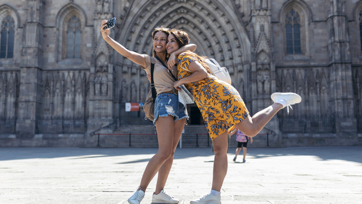 Vriendinnen knuffelen elkaar voor een selfie in Barcelona, Spanje