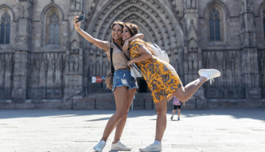 Vriendinnen knuffelen elkaar voor een selfie in Barcelona, Spanje