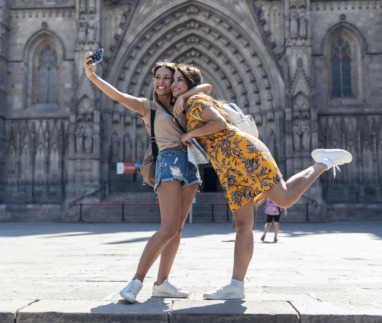 Vriendinnen knuffelen elkaar voor een selfie in Barcelona, Spanje
