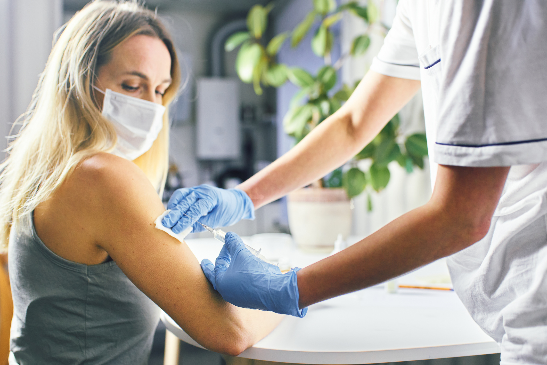 Veel reizigers weten überhaupt niet dat je je preventief kunt laten inenten tegen hondsdolheid. De basisserie bestaat tegenwoordig uit twee prikken (op dag 0 en dag 7). Maar de allergrootste en gevaarlijkste misvatting is dat je na die prikken immuun bent.