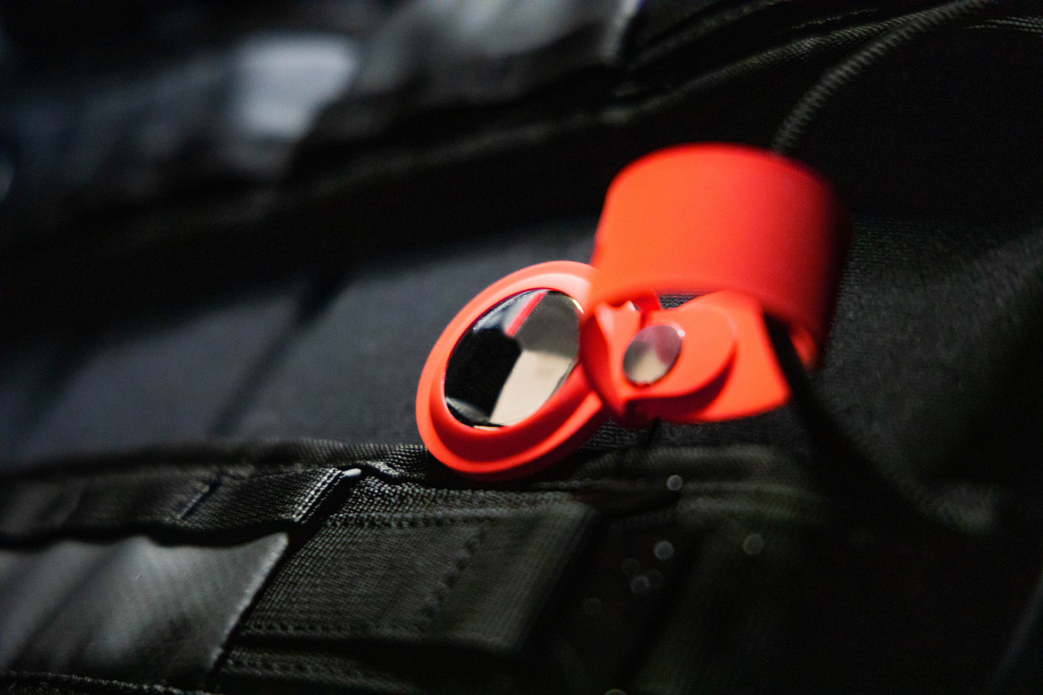 Als er één innovatie is die de reiswereld heeft veranderd, dan is het de de Bluetooth-tracker (zoals de Apple AirTag of de Samsung SmartTag). Hoewel dit hulpmiddel diefstal niet fysiek voorkomt, neemt het de slopende onzekerheid weg op het moment dat een koffer niet op de band verschijnt. 