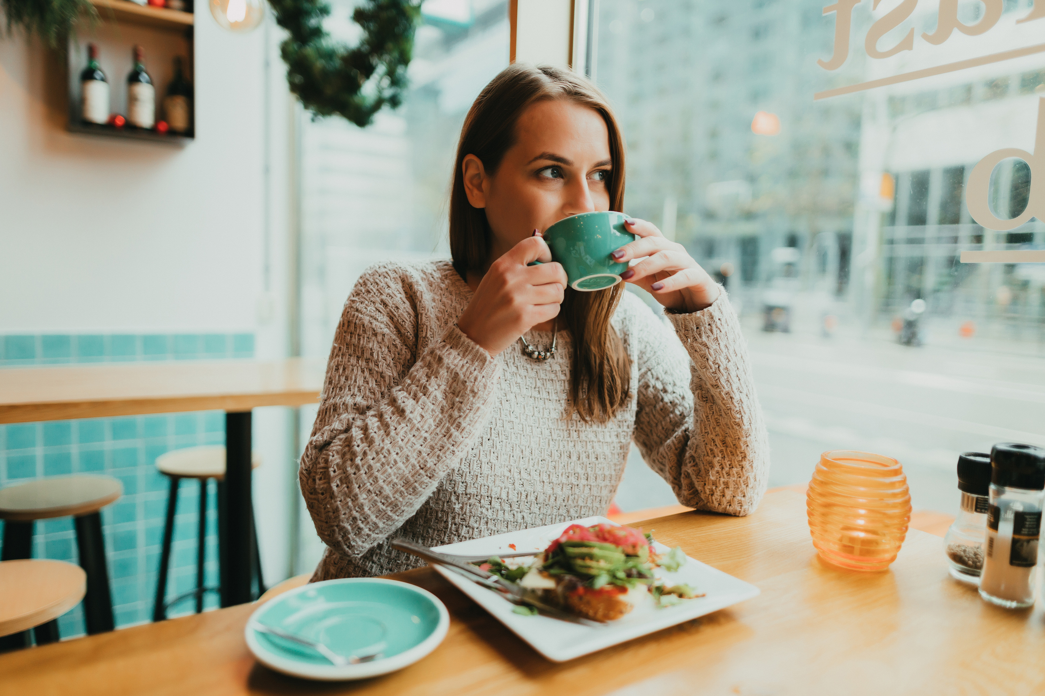 Vrouw ontbijt solo in een restaurant