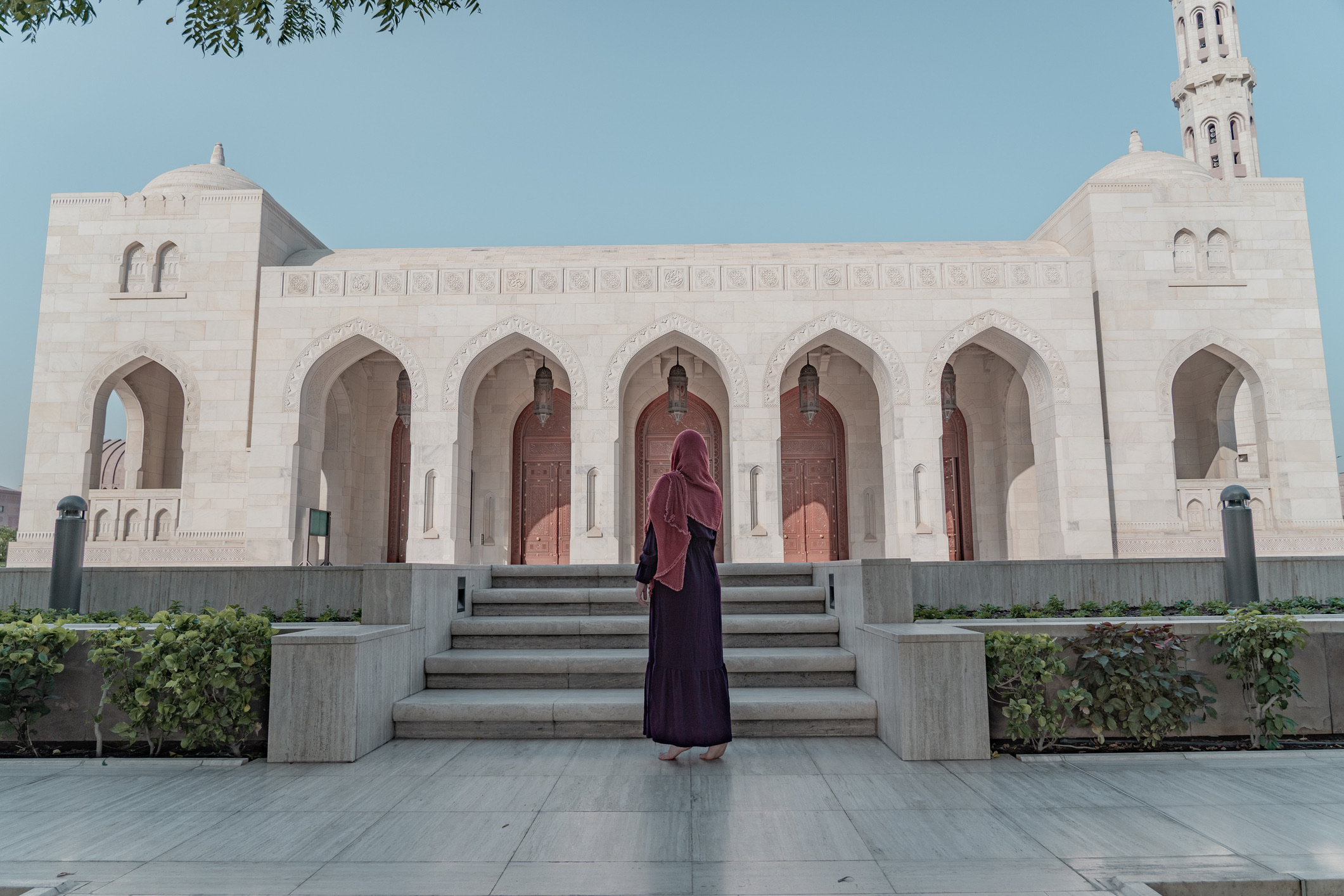 Muscat is de hoofdstad van Oman. In Muscat staat een prachtige, grote moskee, de Sultan Qaboos-moskee. Je kunt de moskee bezoeken, maar je moet wel gepaste kleding dragen.