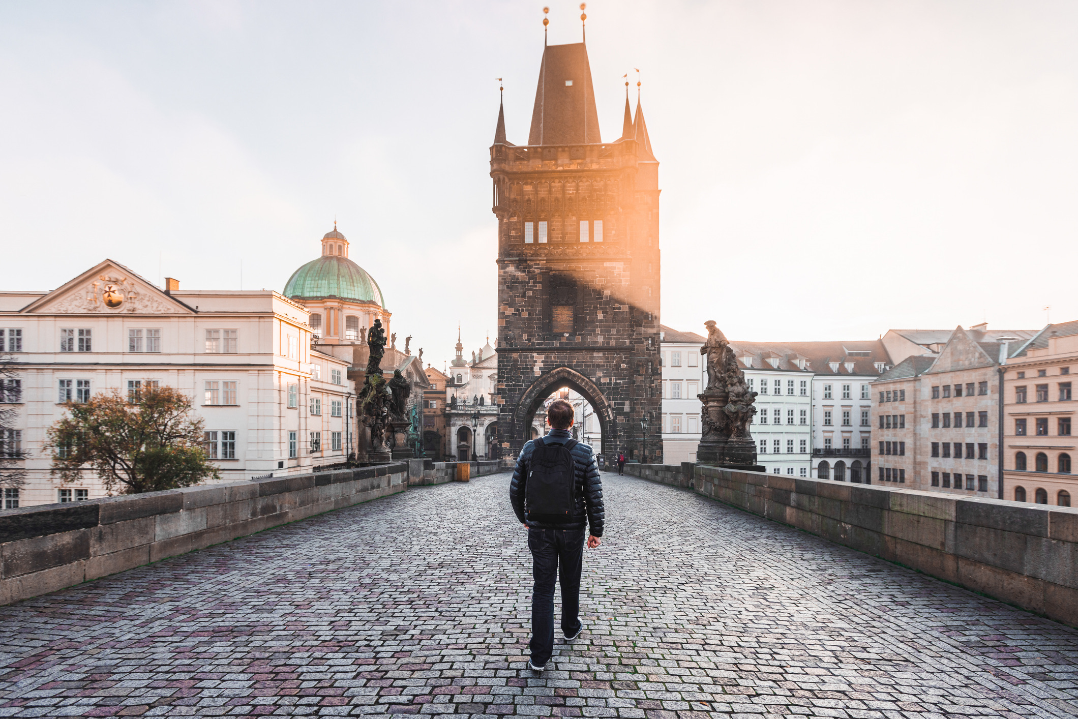 De Karelsbrug in Praag, met zijn dertig gotische beelden die uitkijken over de Moldau, trekt reizigers bijna magnetisch aan.