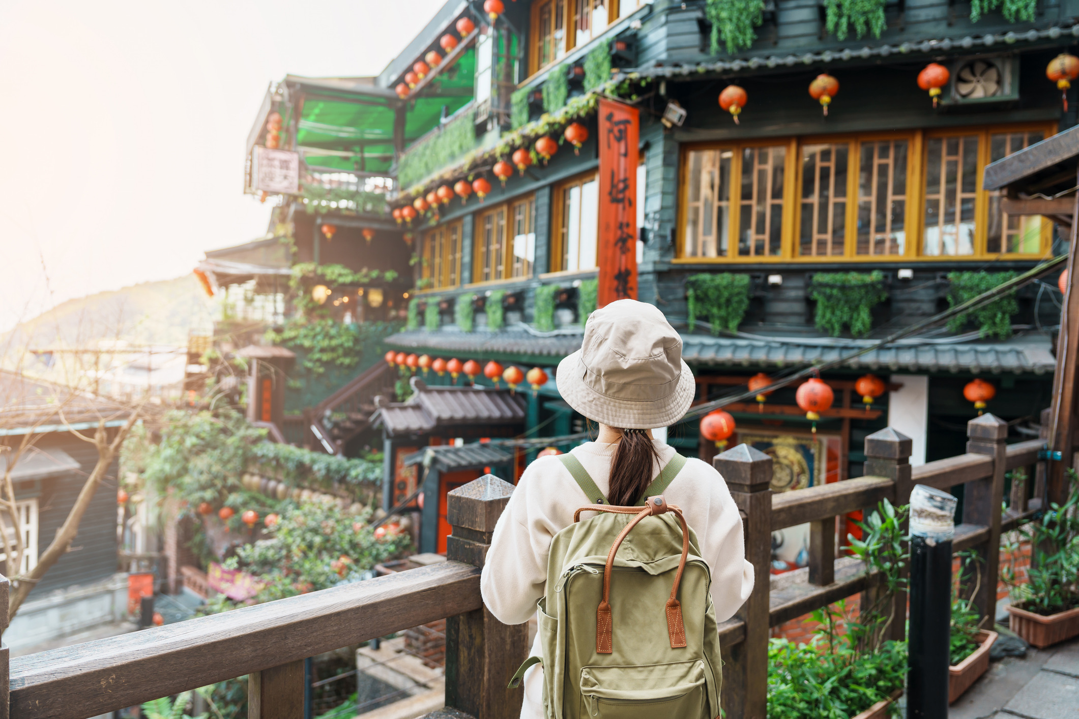 De reisexperts van het Amerikaanse InsureMyTrip doken diep in de cijfers van de bekende Numbeo Crime & Safety Index. Het resultaat is een mondiale ranglijst waarin Azië en het Midden-Oosten de absolute kroon spannen, op de voet gevolgd door een aantal verrassende Europese parels.