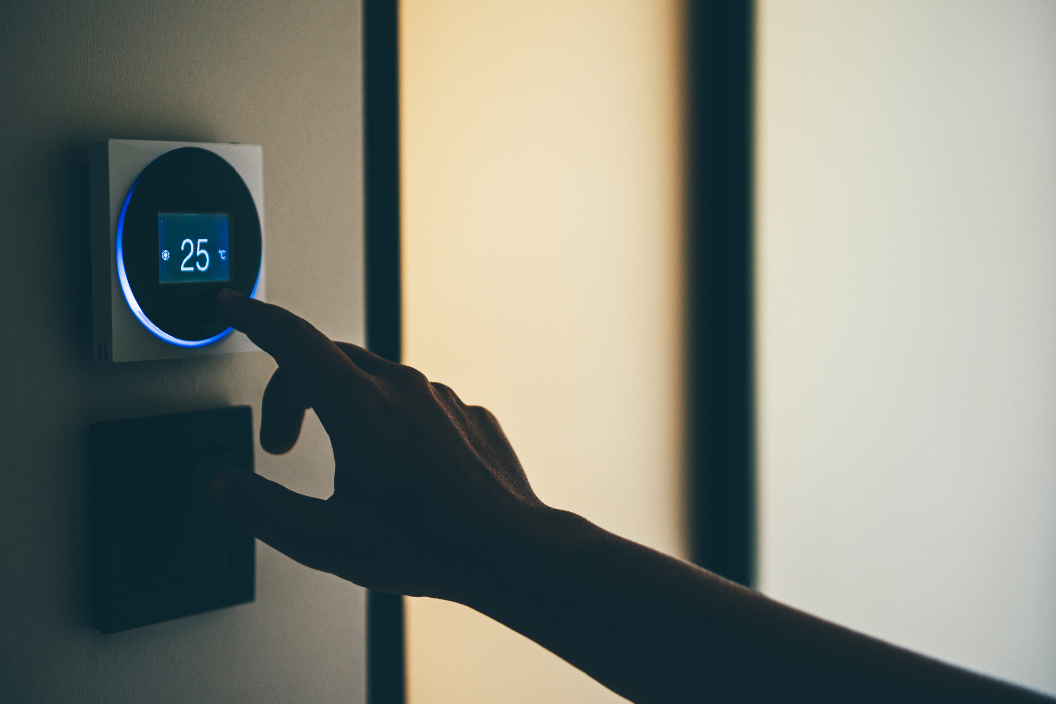 Onze lichaamstemperatuur moet dalen om in een diepe slaap te kunnen vallen. In een vreemde kamer is de temperatuurregeling vaak een uitdaging, maar ook dat kun je sturen. Zet de thermostaat van de kamer (indien regelbaar) tussen de 15 en 19 graden Celsius. Dit is de wetenschappelijk bewezen optimale range voor herstellende slaap.