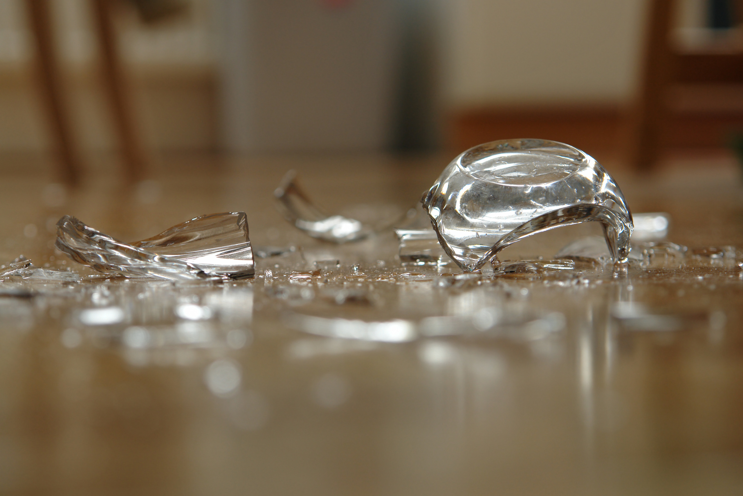 Als je een glas of mok hebt gebroken, ruim dan de grote stukken zelf op, maar meld het ook altijd bij de receptie of laat een briefje achter. 