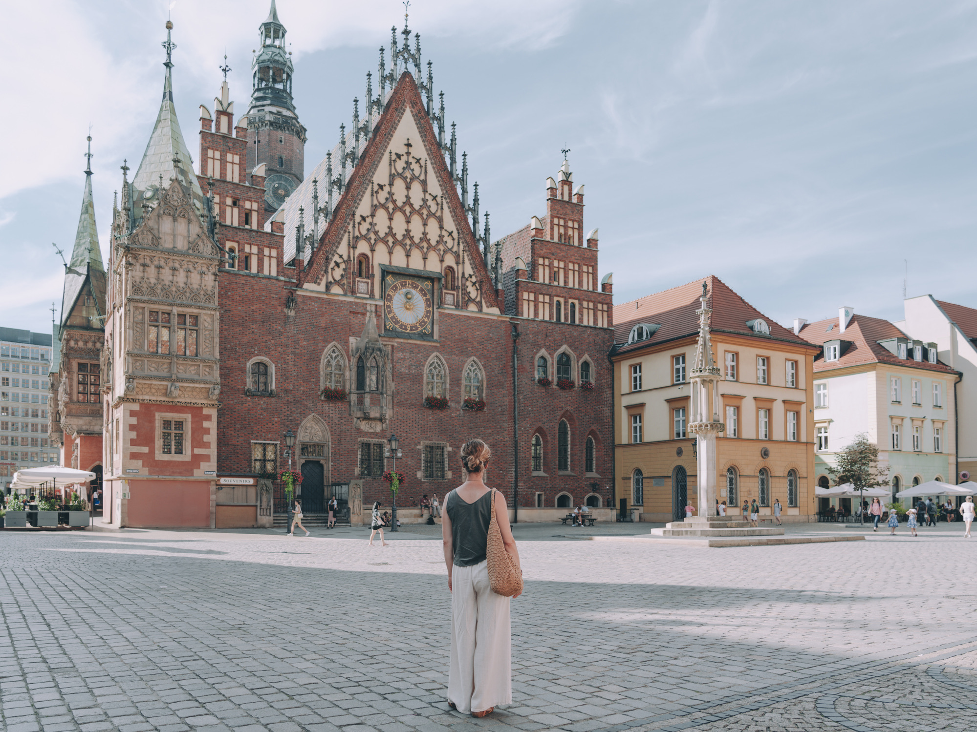 Wrocław, gebouwd op twaalf eilanden en verbonden door talloze bruggen, biedt prijzen voor eten en hotels die ruim onder het EU-gemiddelde liggen. Hoewel de score voor nachtelijk wandelen er nipt lager ligt dan in het Kroatische Zagreb, compenseert de stad dit met een levendige, open studentencultuur en een overvloed aan groene stadsparken en wellnessfaciliteiten.