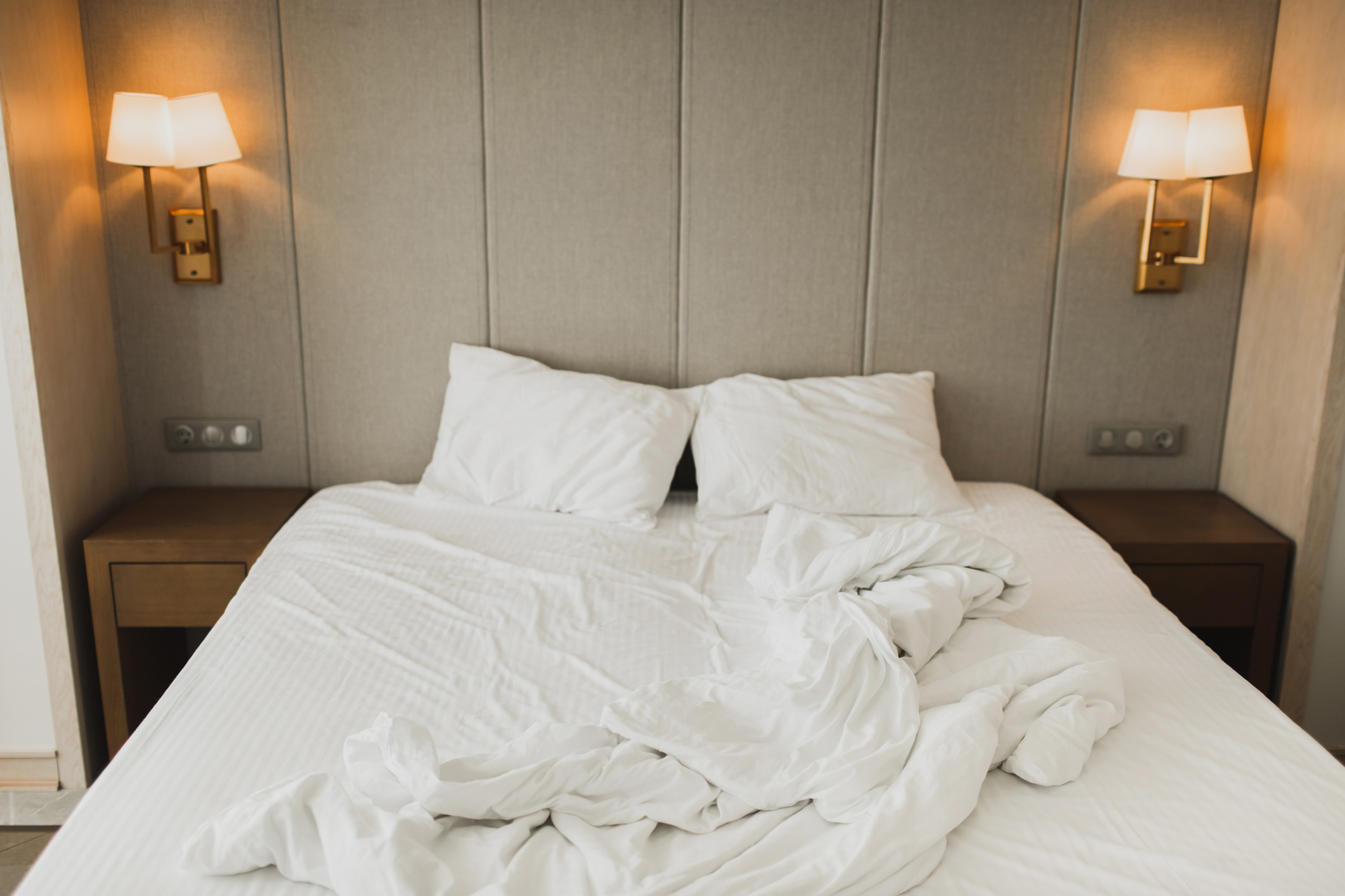 Het klinkt tegennatuurlijk voor wie thuis braaf elke ochtend de kussens opschudt, maar de gouden regel in een hotel luidt: laat dat bed met rust. Hoe goed bedoeld ook, een opgemaakt bed is voor het housekeeping-team eerder een hindernis dan een hulp. 