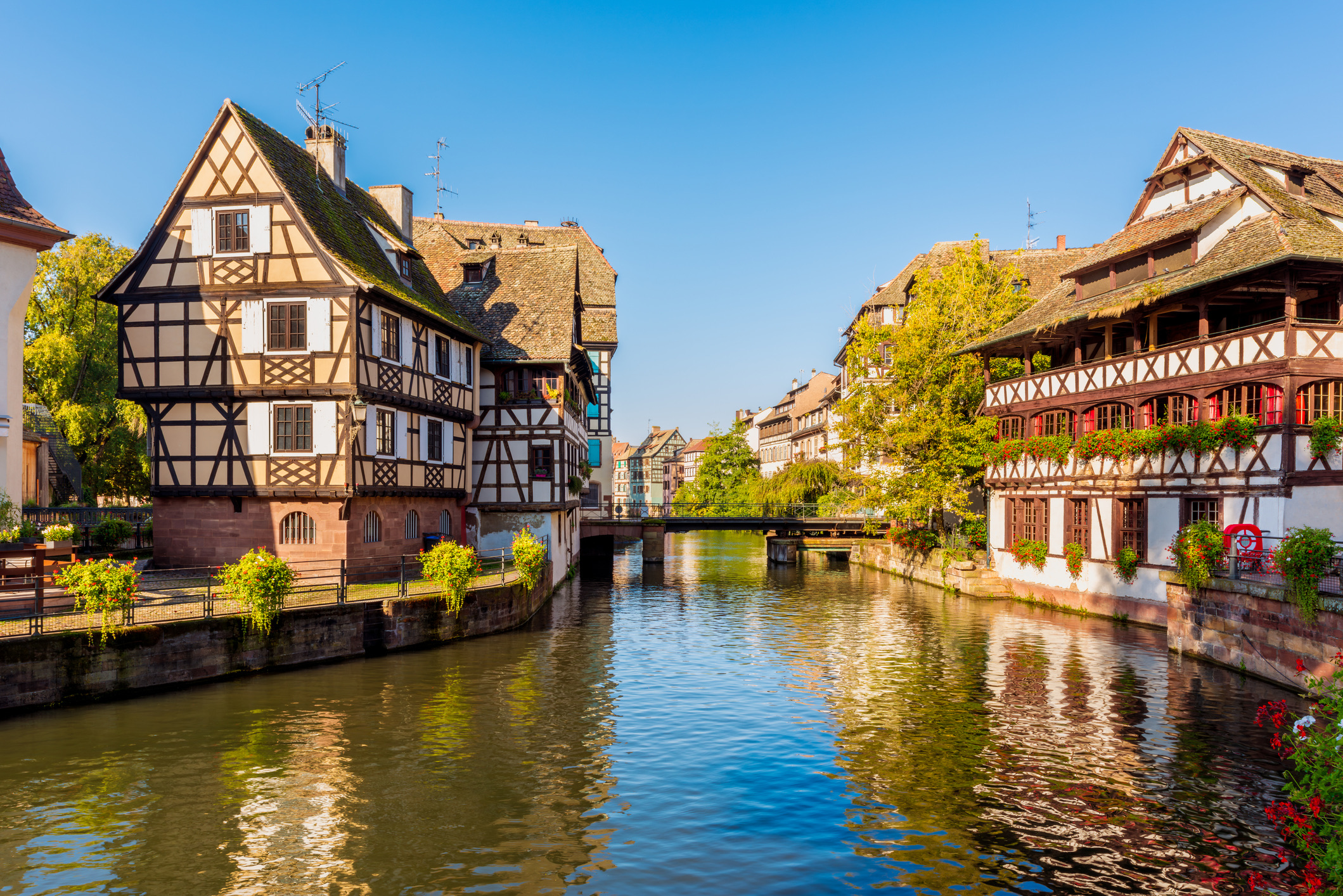 Gelegen op de westelijke oever van de Rijn, pal op de grens met Duitsland, is Straatsburg een stad op een uniek kruispunt. De cultuur, architectuur en gastronomie zijn onmiskenbaar Frans, maar dragen een onmiskenbaar Duits accent.