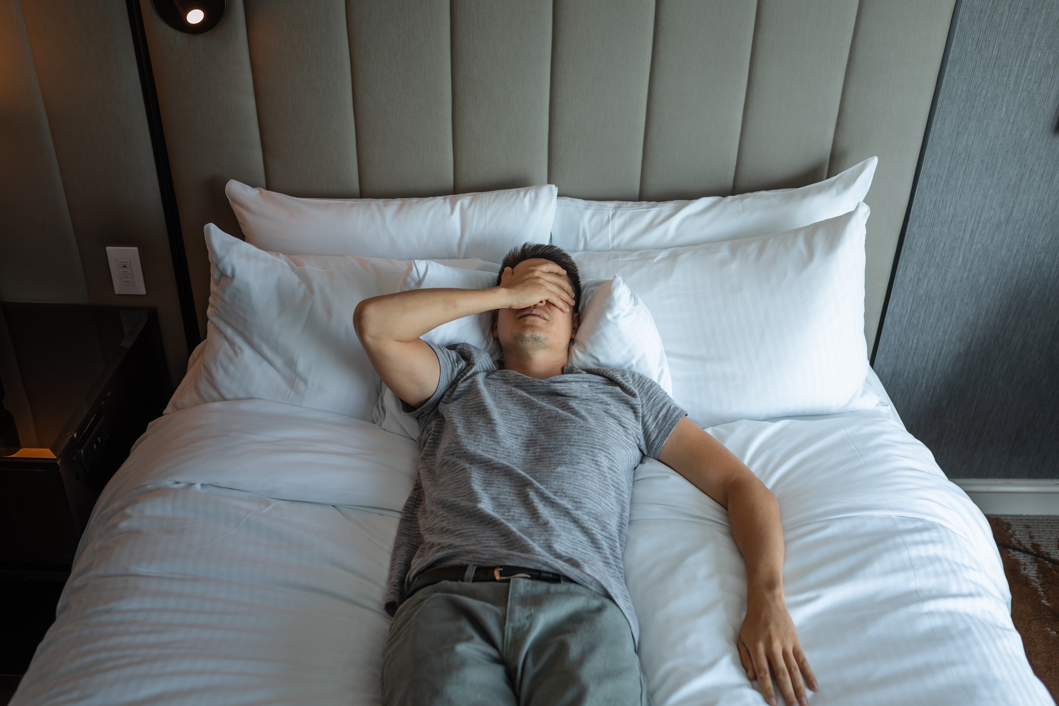 Waarom weigert het brein op reis hardnekkig om in slaap te vallen?  De wetenschap noemt dit het first-night effect, al kan het ook de nachten daarna nog flink doorwerken. 