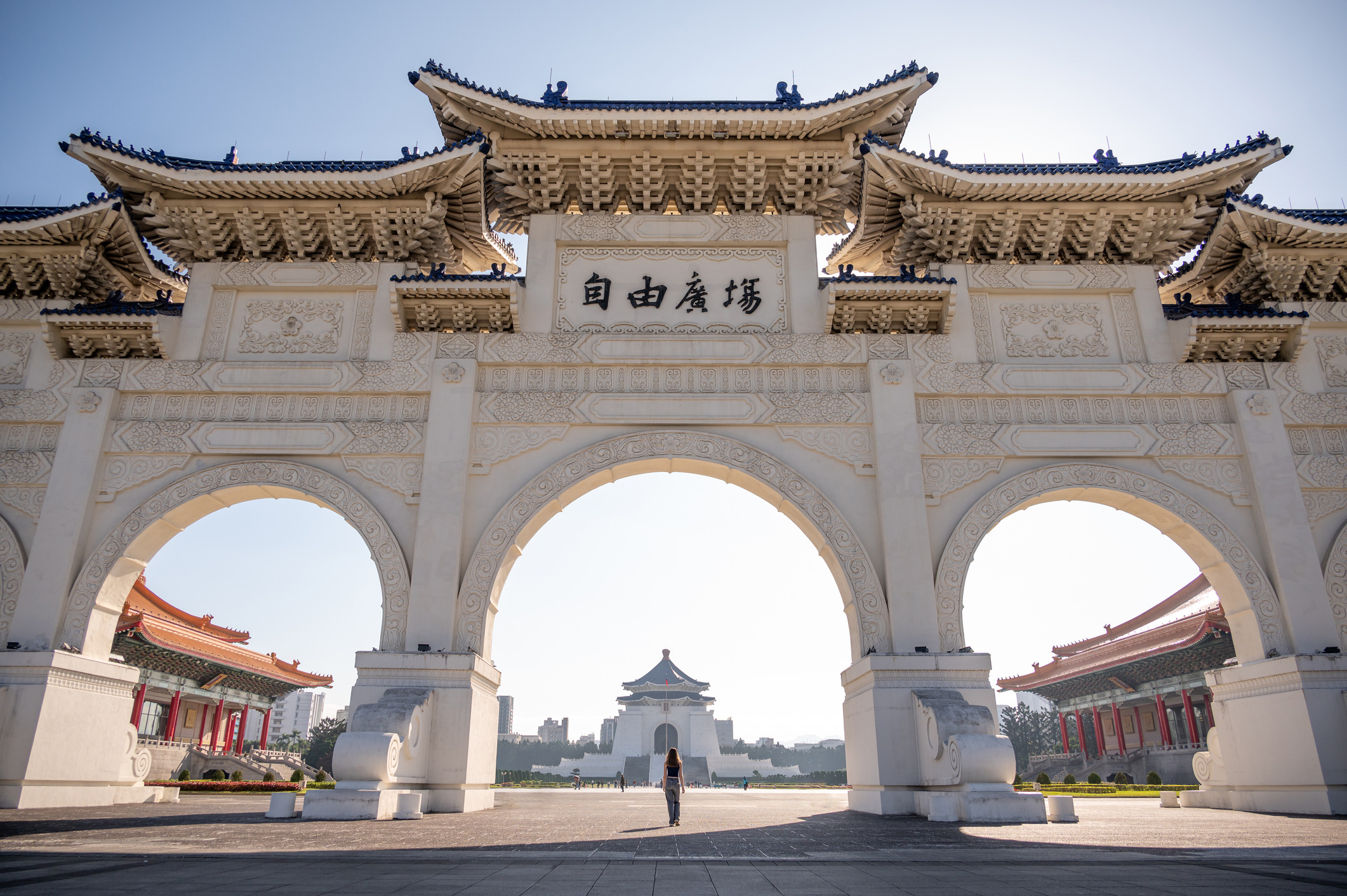 Een meisje loopt door The Archway op Liberty Square in Taipei, Taiwan. Ze loopt naar het Nationaal Chiang Kai-shek-herdenkingsmonument