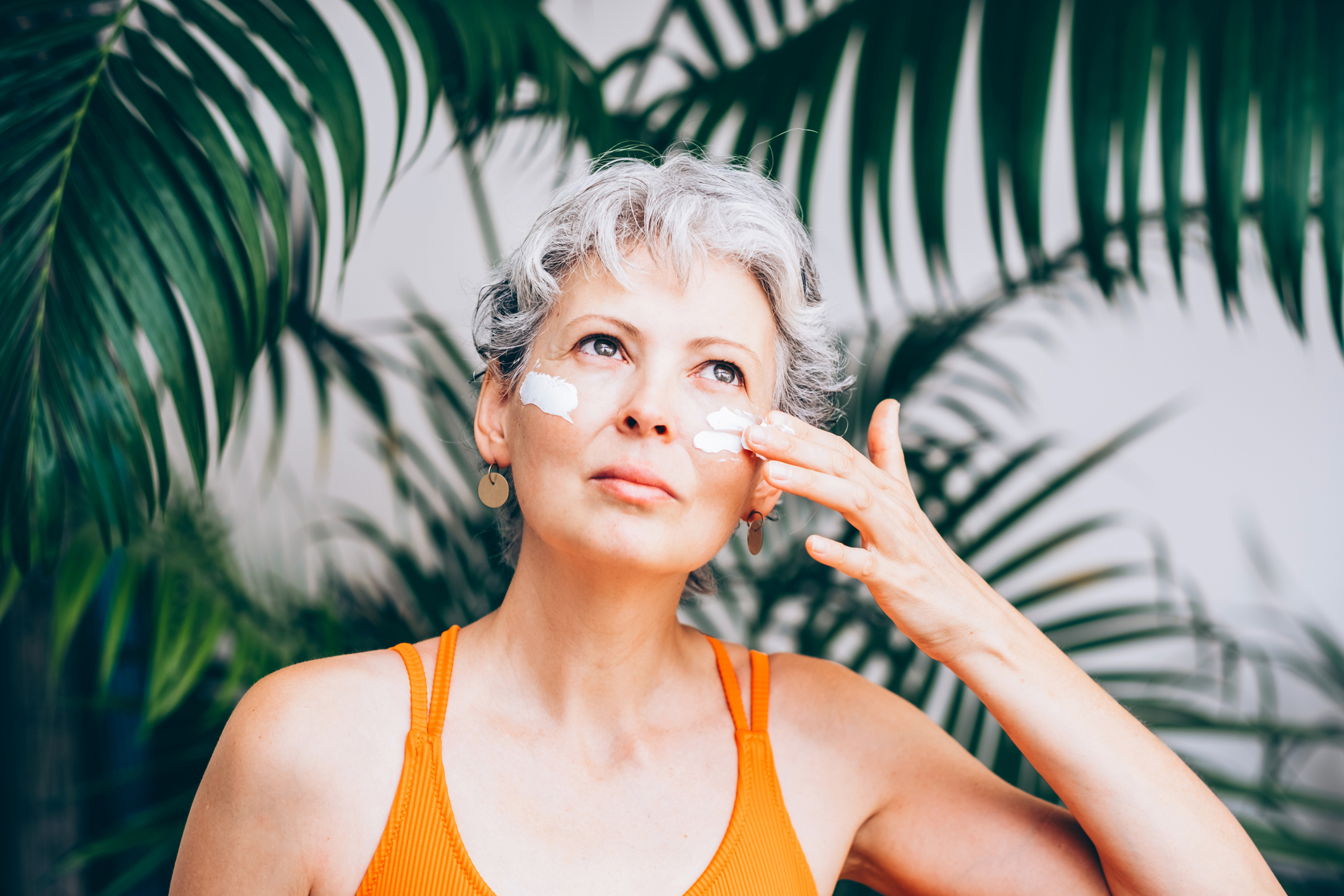 Het echte verschil tussen goedkoop en duur zit hem in de 'cosmetische elegantie'. Bij een luxe merk betaal je voor het feit dat de zonnebrandcrème niet plakt en direct intrekt. 