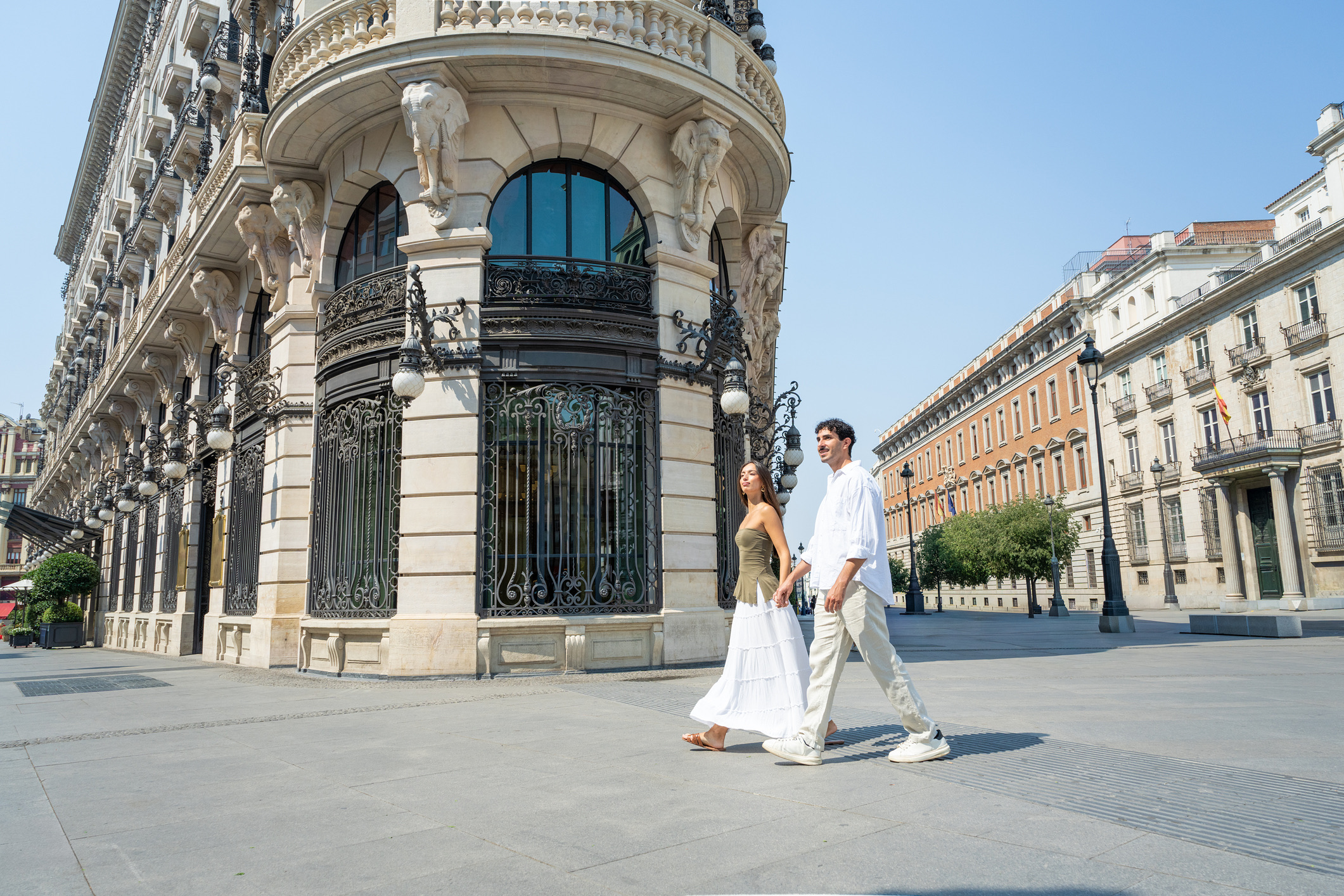 De Spaanse hoofdstad Madrid combineert monumentale architectuur met weidse, voetgangersvriendelijke boulevards.