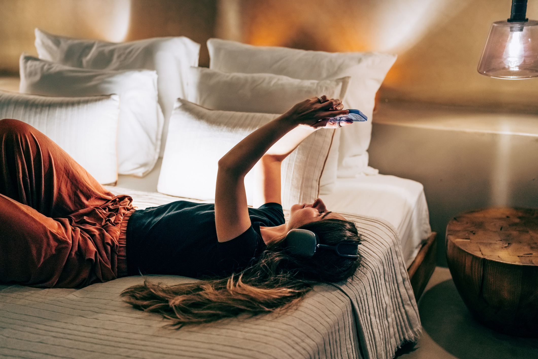 Het felle, blauwe licht van een telefoonscherm vlak voor het slapengaan verstoort je circadiaans ritme op reis nog sterker dan de vliegreis zelf. Leg de telefoon minstens een uur voor je gaat slapen weg, of schakel rigoureus de nachtmodus in om je hersenen niet onnodig te activeren.