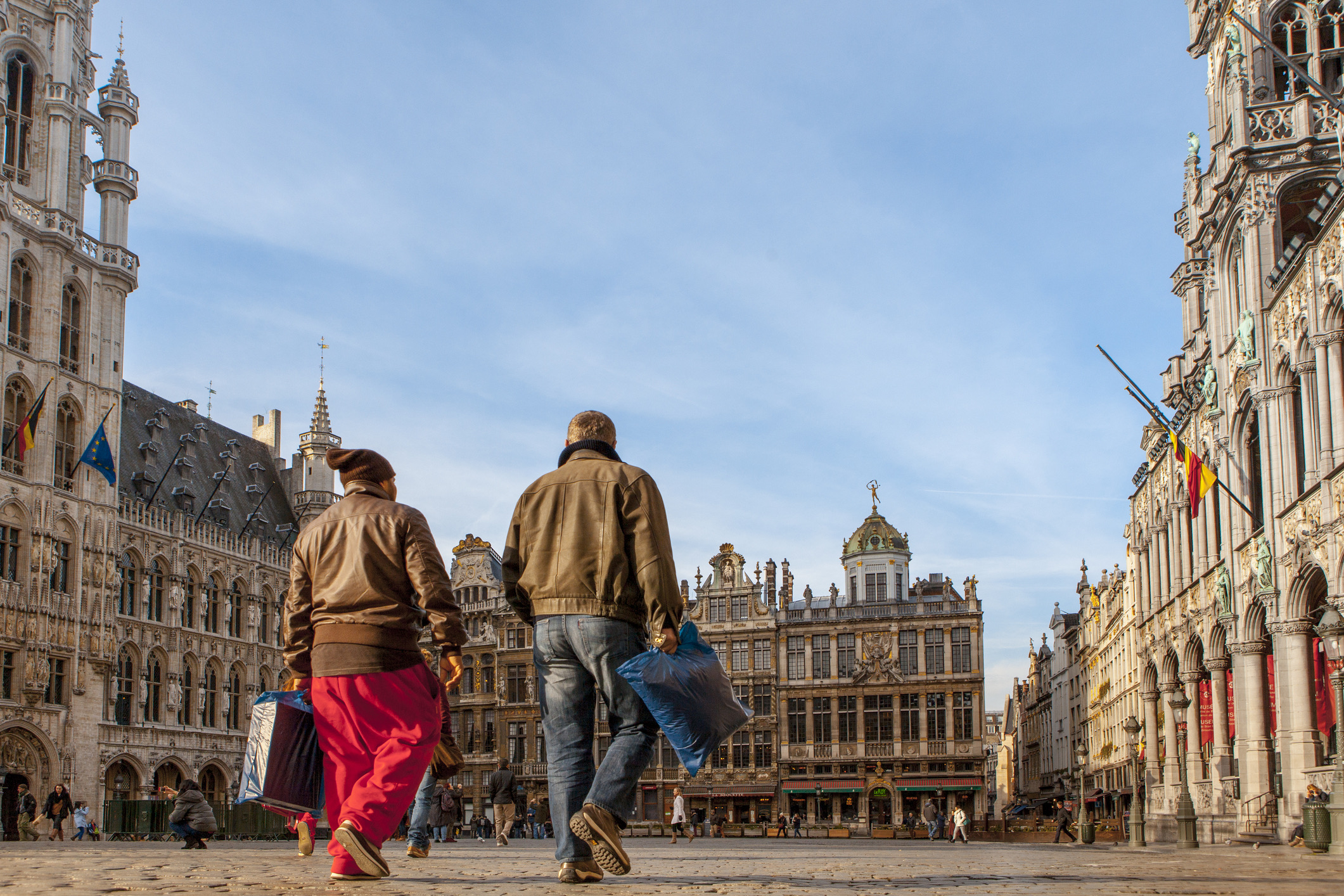 De Europese hoofdstad Brussel combineert de statige Grote Markt met de gezellige, ietwat volkse straatjes van de Marollenwijk. Een stad van contrasten die je pas echt begrijpt als je erdoorheen struint.