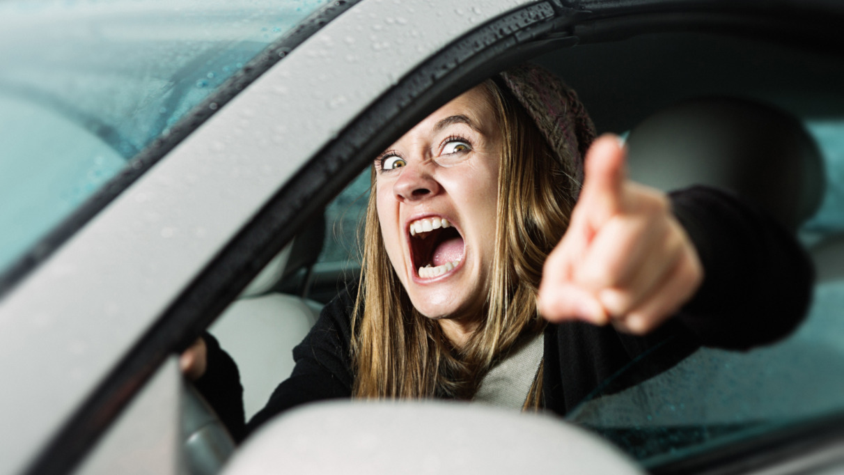 Agresseieve vrouw achter het stuur
