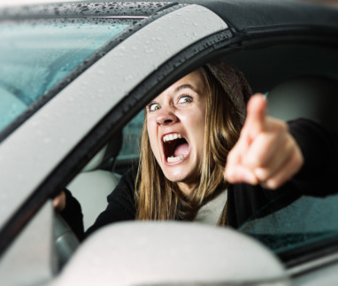 Agresseieve vrouw achter het stuur