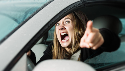 Agresseieve vrouw achter het stuur