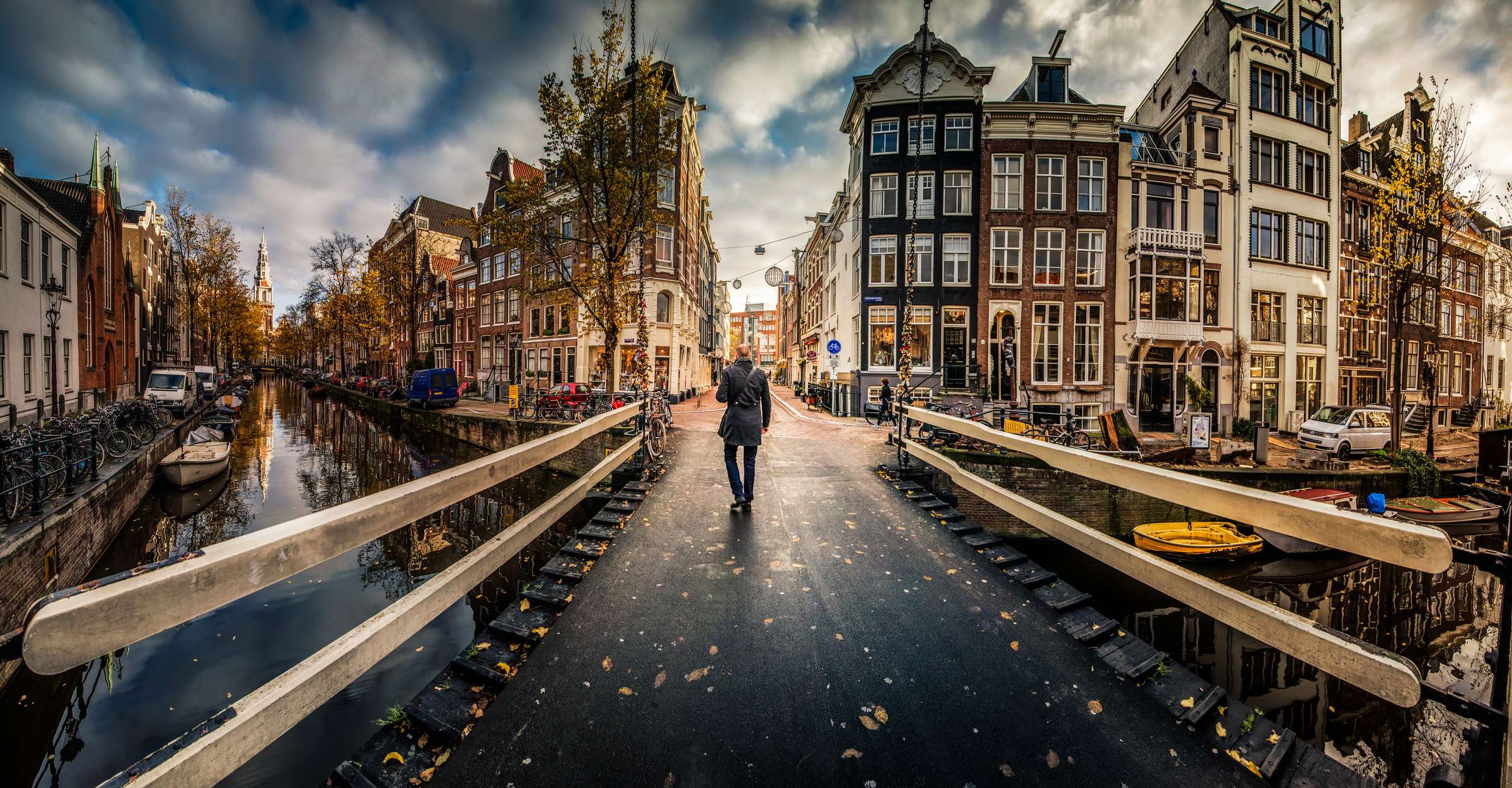 Hoewel we Amsterdam vooral kennen als fietsstad, is de zeventiende-eeuwse grachtengordel een droom voor wandelaars. Met 1.281 bruggen die meer dan 90 eilanden met elkaar verbinden, is een wandeling langs het water de meest natuurlijke bezigheid ter wereld.