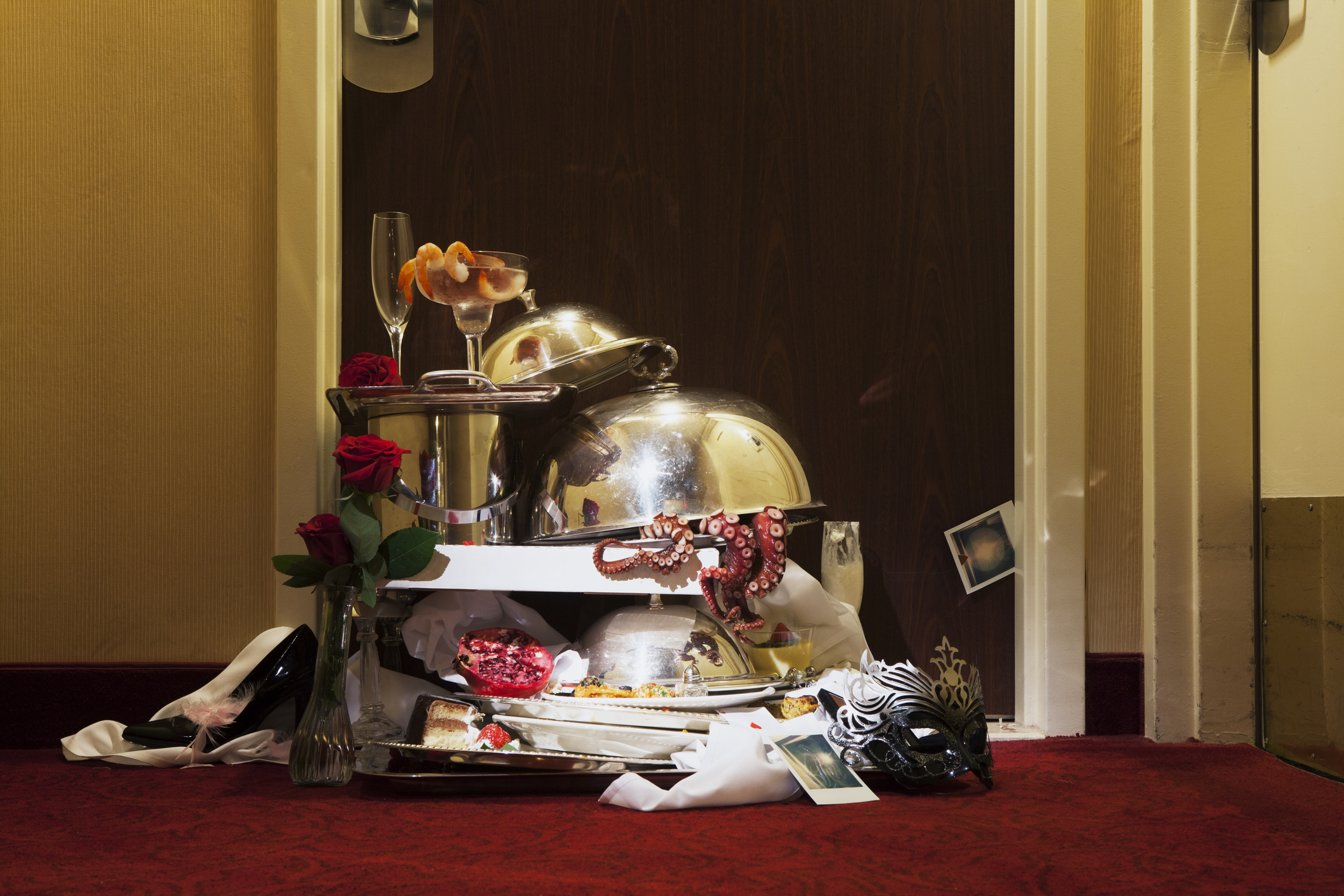 Het is een klassiek beeld: rijen dienbladen met etensresten in de gang van een luxe hotel. Hoewel servies vaak buiten de deur wordt gezet, oogt dat ook rommelig, trekt het ongedierte aan en kan het in smalle gangen zelfs een veiligheidsrisico vormen bij evacuaties. 