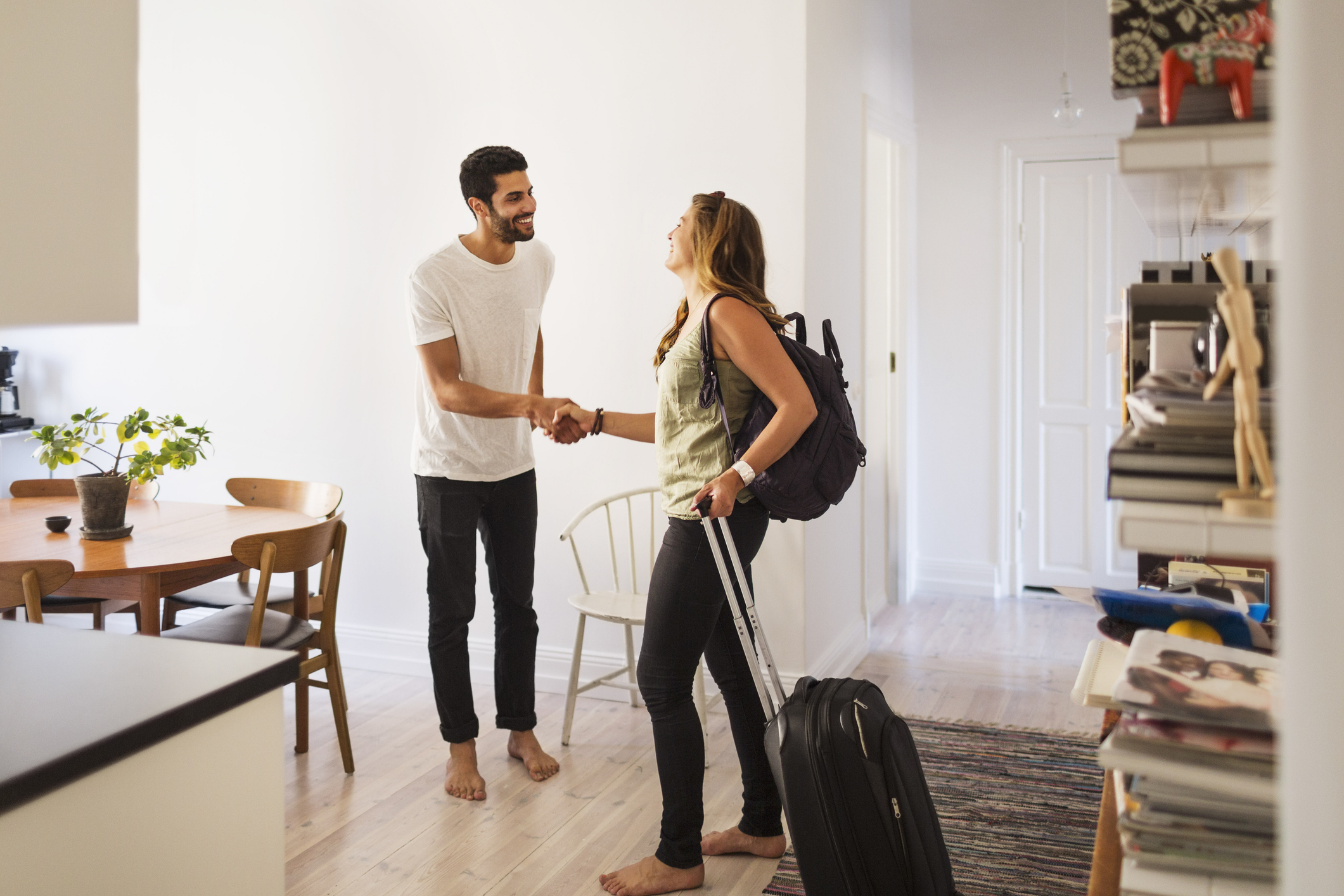 Vrouwelijke soloreiziger begroet airbnb-host 