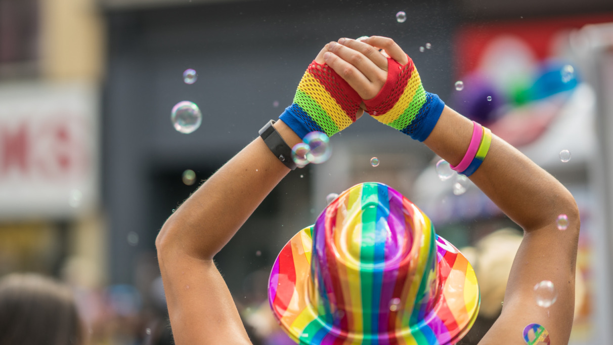 feestvierder verkleed in regenboogkleuren voor Pride