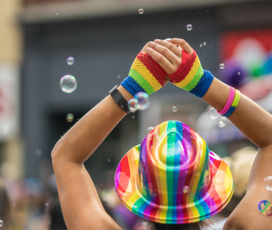 feestvierder verkleed in regenboogkleuren voor Pride