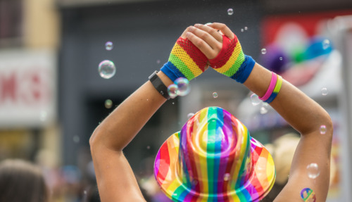 feestvierder verkleed in regenboogkleuren voor Pride