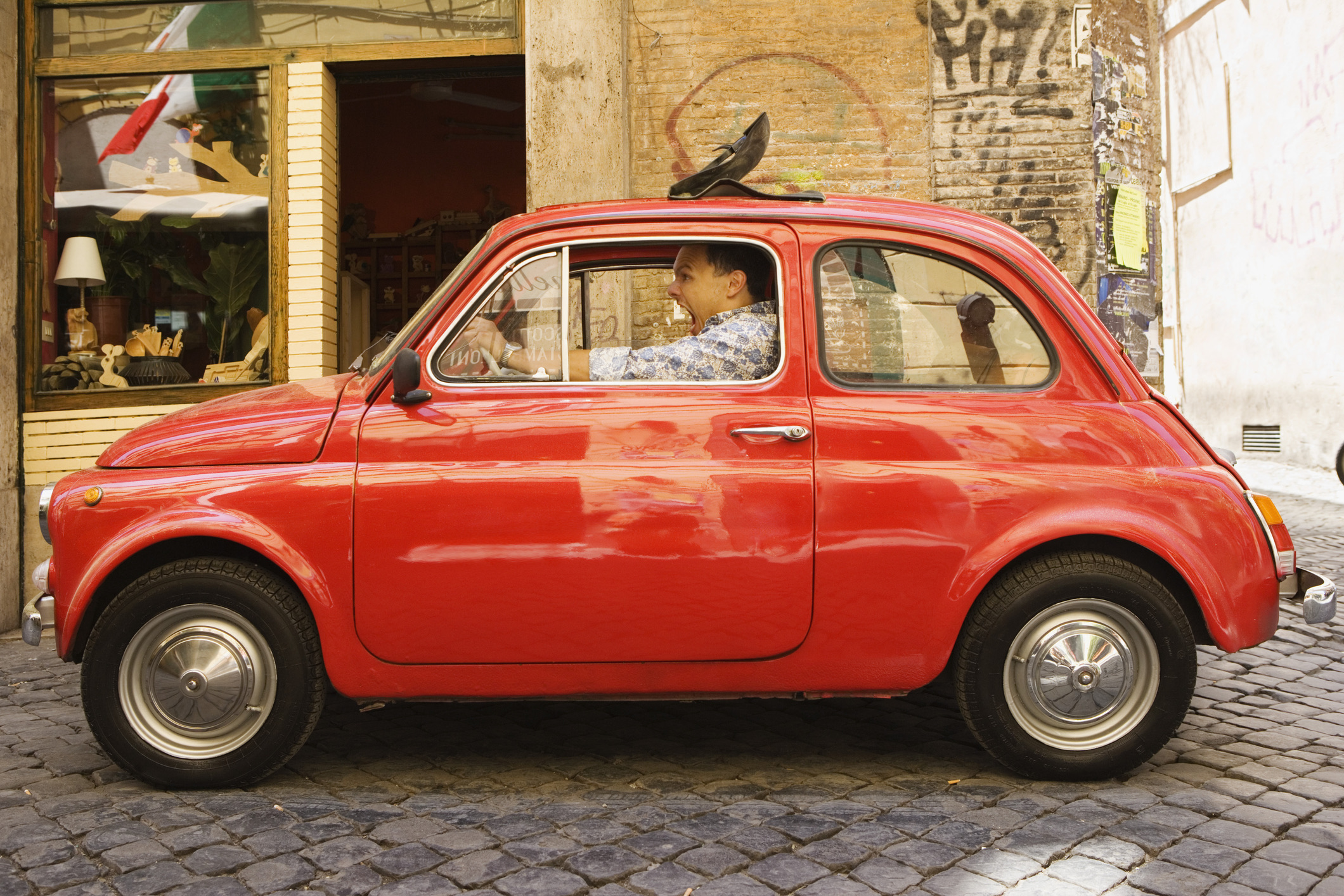 Boze chauffeur in fiat 500 in Italië