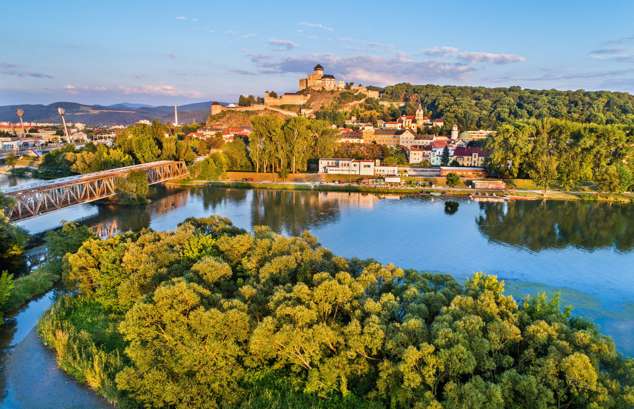 Trenčín, prachtig gelegen in een vallei aan de voet van het Tatragebergte, fungeert als de Culturele Hoofdstad van Europa.