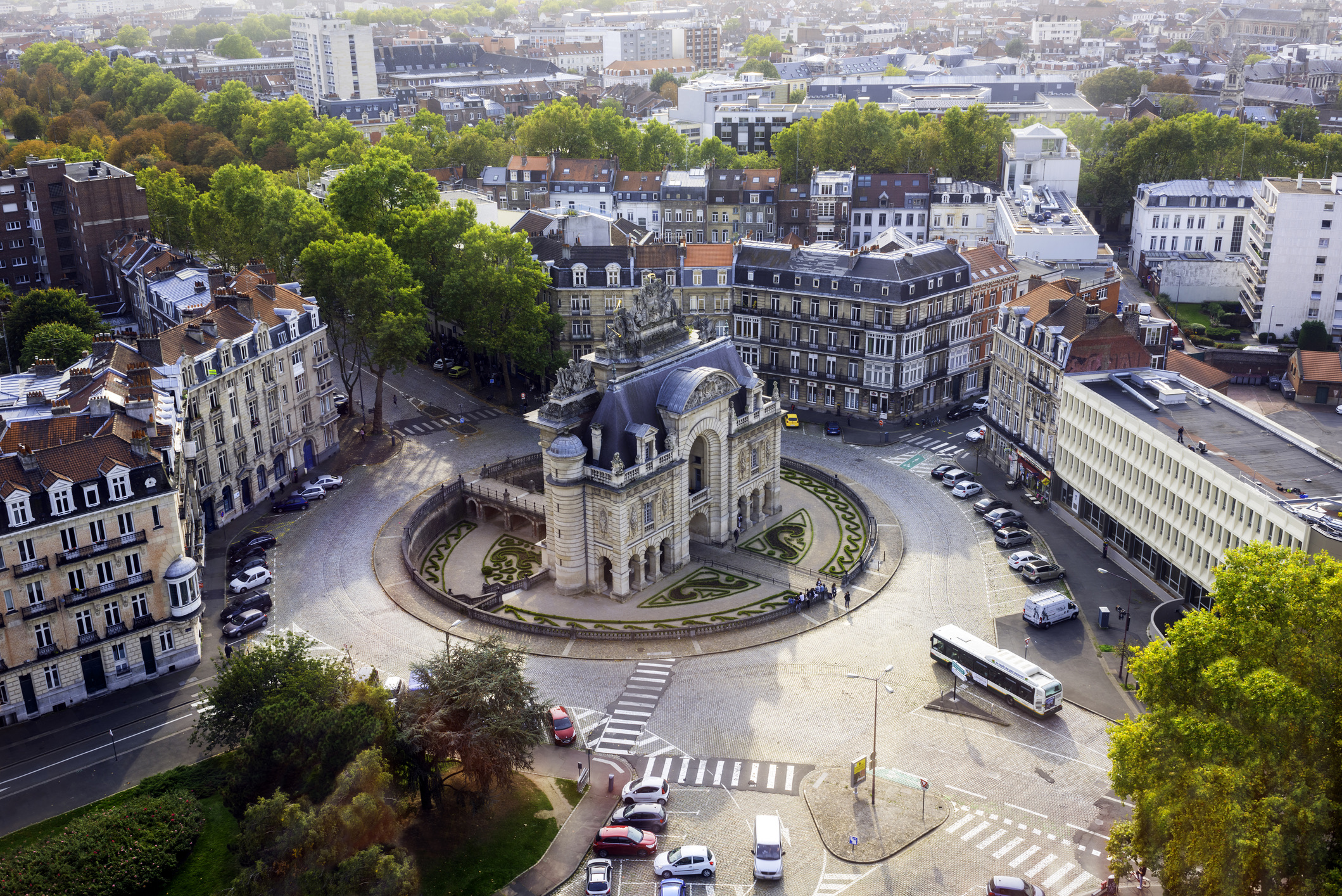 Hoewel de eerste indruk rond het treinstation van Lille modern en zakelijk is, wandel je even later door Vieux Lille: een historisch centrum vol sfeervolle gemberbroodhuisjes.