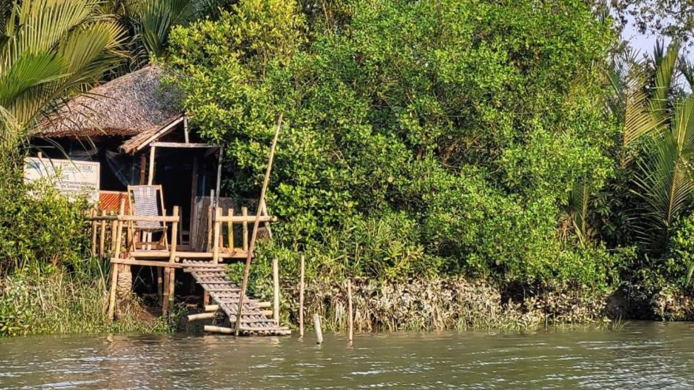 houten eco-lodge aan rivier tussen mangroves in de Sundarbans van Bangladesh