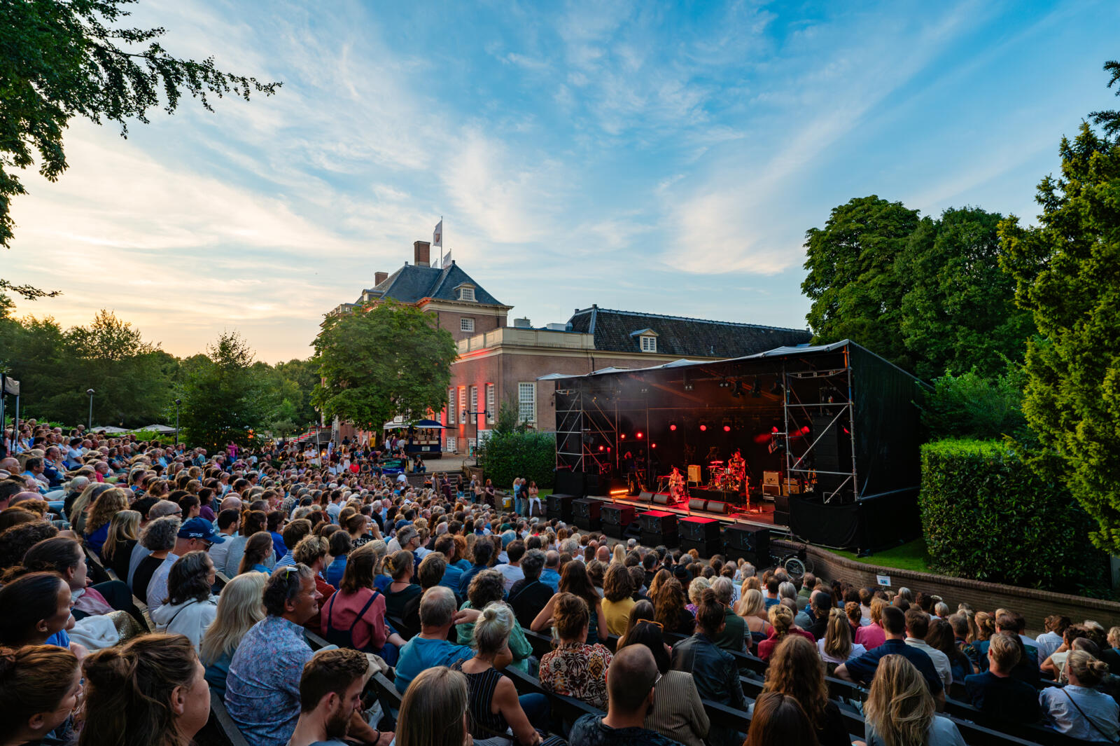 Poppodium de Peppel, TivoliVredenburg en Slot Zeist organiseren deze zomer openluchtconcerten in het Slottuintheater van Slot Zeist, met vanaf de zittribunes uitzicht op de kasteeltuin en het slot. 