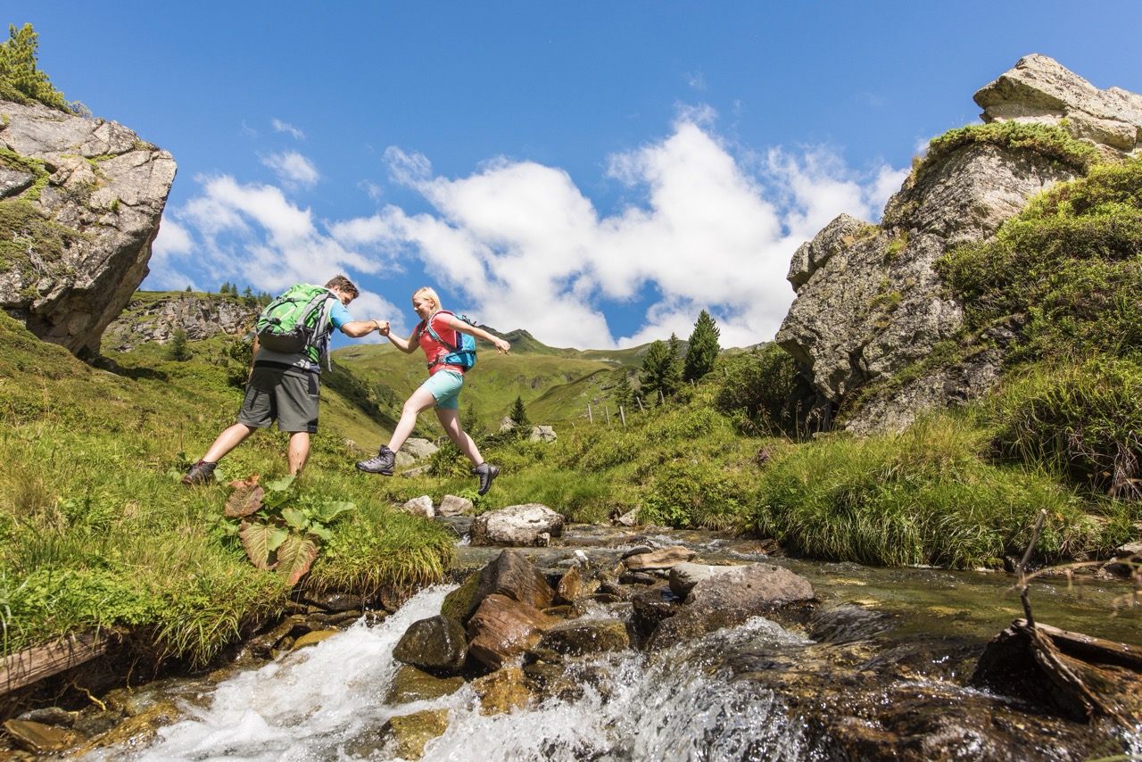 Aan het andere uiteinde van het spectrum liggen de bergmeren van Hohe Tauern, het grootste nationale park van Oostenrijk. De zestig kilometer lange Tauernhöheweg start aan de voet van de Großglockner en klimt tot 3.254 meter boven zeeniveau. 