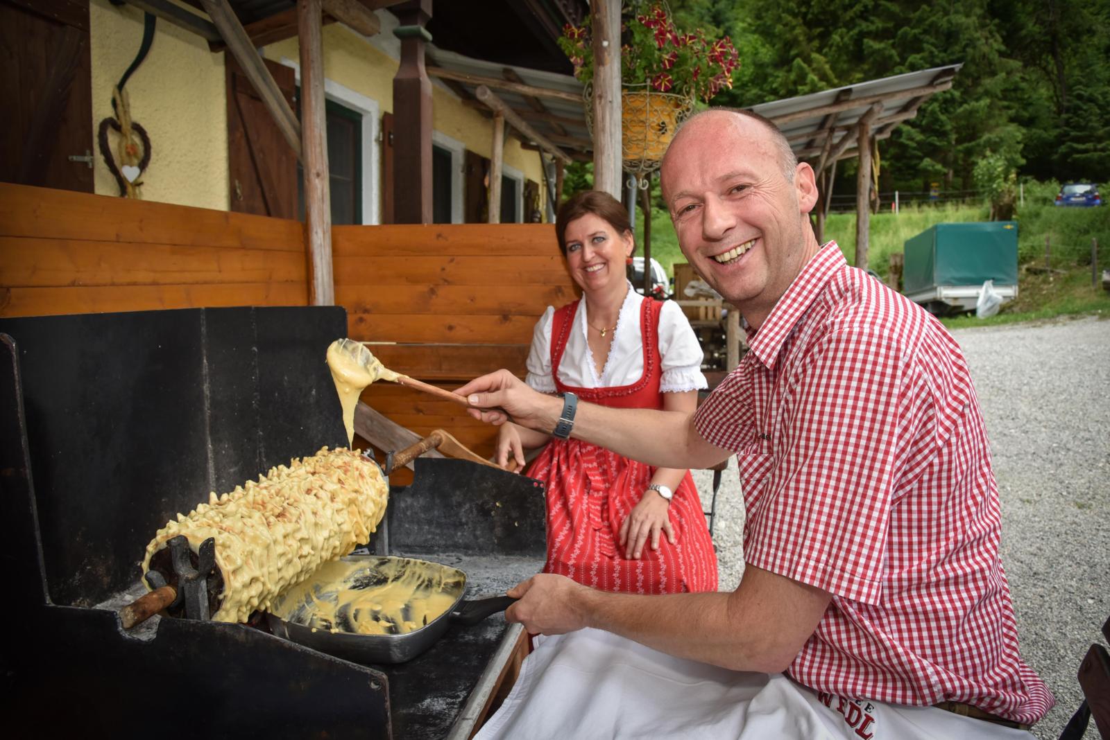 Een echte Alpbachtaler delicatesse is de Prügeltorte. Laag voor laag wordt deze traditionele zoete specialiteit, die voorheen alleen geserveerd werd op bruiloften, met de hand boven open vuur gebakken.