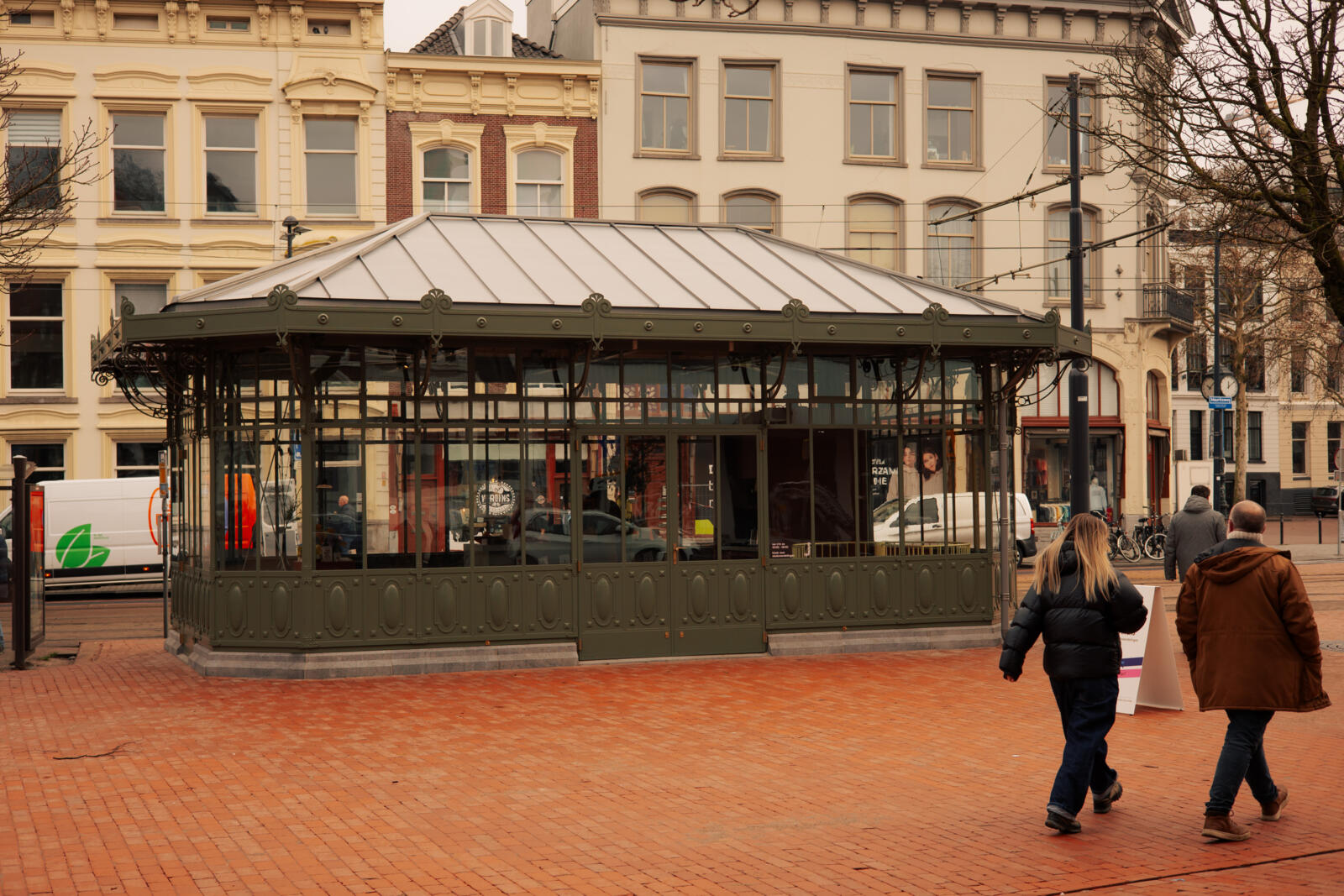 Het monumentale Tramhuisje aan het Rotterdamse Eendrachtsplein deed dienst als wachtruimte, nachtcafé en kebabzaak. Tegenwoordig is het ’s werelds eerste kiosk voor stadswandelingen. 