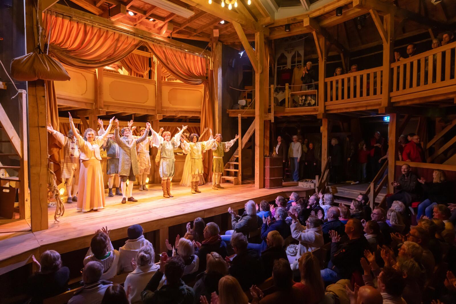 Minder bekend is dat je hier ook in het najaar naar het toneel kunt in het overdekte Globetheater. Dit is een eikenhouten replica van de Globe in Londen, waar tussen 1599 en 1645 meerdere toneelstukken van William Shakespeare in première gingen. 