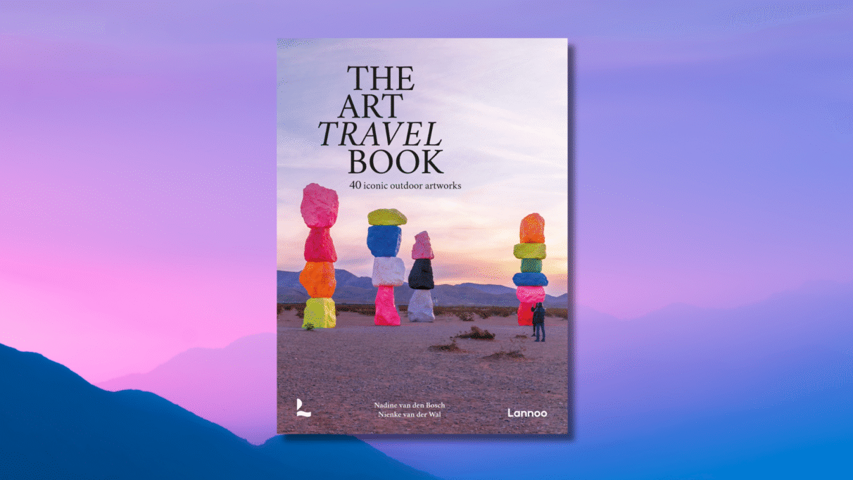 boekomslag van The Art Travel Book met kleurrijke kunstinstallatie in een woestijnlandschap