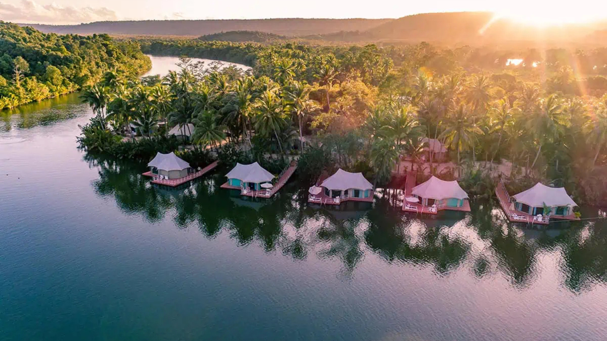 Drijvende tenten van Cardamom Tented Camp aan een rivier in de Cardamom Mountains in Cambodja