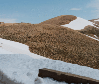Besneeuwde berghellingen van Qurnat as Sawda, de hoogste berg van Libanon