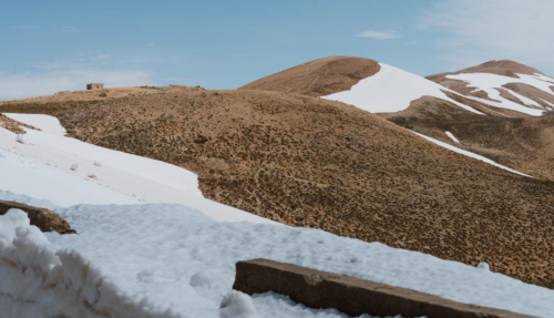 Besneeuwde berghellingen van Qurnat as Sawda, de hoogste berg van Libanon
