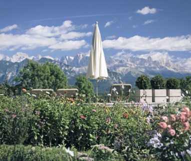 Een luxe zwembadterras met uitzicht op een uitgestrekt berglandschap.