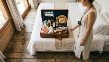 Vrouw bekijkt koffer vol illegale souvenirs in hotelkamer