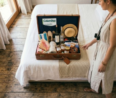 Vrouw bekijkt koffer vol illegale souvenirs in hotelkamer