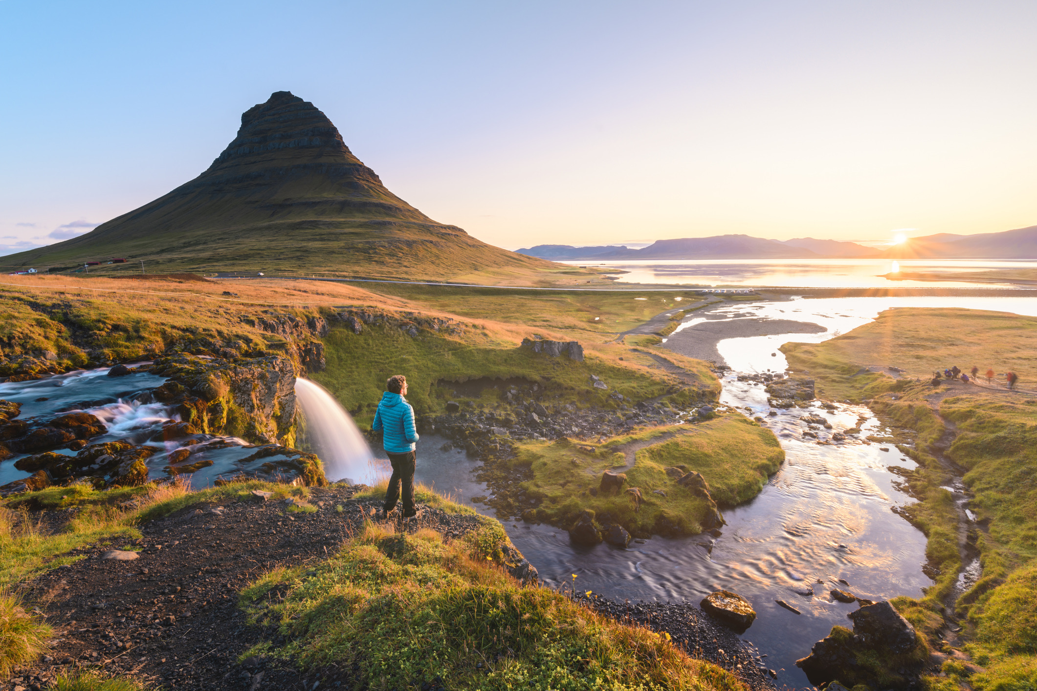 Met een gemiddelde dagtemperatuur van slechts 10,7°C en nachten waarin het afkoelt tot 8,1°C is IJsland de onbetwiste koning van de coolcation. 