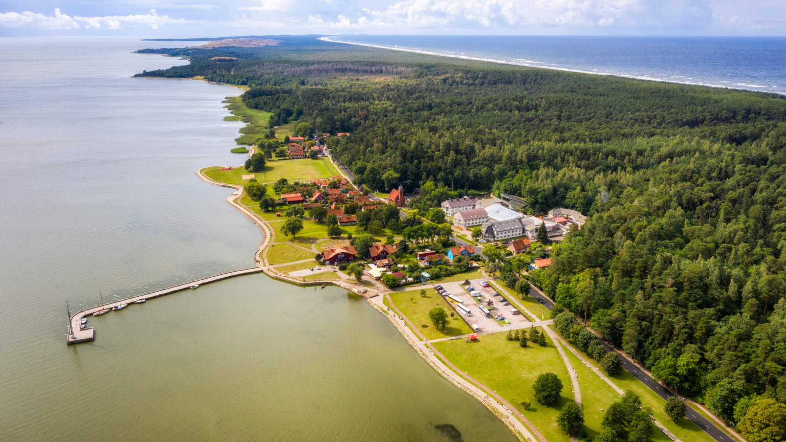 Litouwen maakt het Baltische succesverhaal compleet. Met een weelderig groen binnenland en een unieke kustlijn is dit een bestemming voor rustzoekers.Onze coole tip: ontsnap naar de Koerse Schoorwal (Kuršių nerija), een smalle landtong van honderd kilometer lang met de hoogste wandelende zandduinen van Europa.