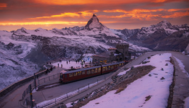 Uitzicht over de Matterhorn en de Gornergrat Bahn in Zwitserland tijdens zonsondergang