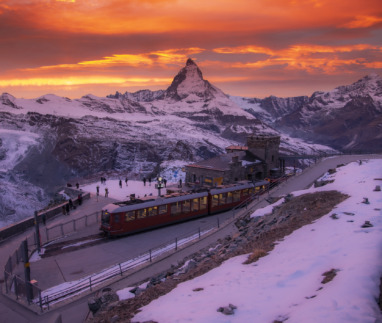 Uitzicht over de Matterhorn en de Gornergrat Bahn in Zwitserland tijdens zonsondergang